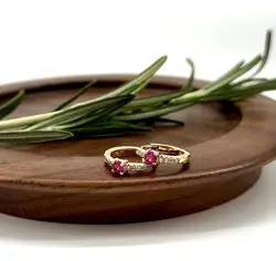330415 boucles d’oreilles créoles ornées d’oxydes blancs et rose