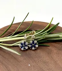 330686 boucles d'oreilles puces en forme de fleur pavé d’oxydes bleus et blancs