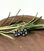 330686 boucles d'oreilles puces en forme de fleur pavé d’oxydes bleus et blancs