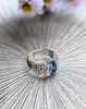 bague bandeau centrée d'un saphir d'environ 1,8ct épaulé de 18 diamants d'environ 0,90cts au total or 750 millième (18 ct) 9,19g