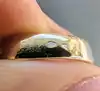 bague bandeau centrée d'un saphir d'environ 1,8ct épaulé de 18 diamants d'environ 0,90cts au total or 750 millième (18 ct) 9,19g