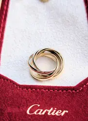 bague cartier trinity vintage collection les must de cartier ornée de 5 anneaux entrelacés or 750 millième (18 ct) 7,41g