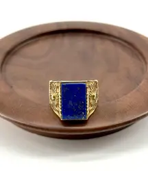 bague chevalière en acier doré, ornée d’une pierre rectangulaire en lapis-lazuli