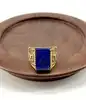 bague chevalière en acier doré, ornée d’une pierre rectangulaire en lapis-lazuli