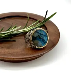 bague chevalière en acier doré, ornée d’une pierre ronde en labradorite