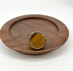 bague chevalière en acier doré, ornée d’une pierre ronde en oeil de tigre