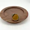 bague chevalière en acier doré, ornée d’une pierre ronde en oeil de tigre
