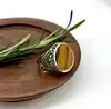 bague chevalière en acier doré, ornée d’une pierre ronde en oeil de tigre