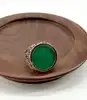 bague chevalière en acier doré, ornée d’une pierre ronde verte