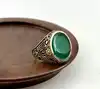 bague chevalière en acier doré, ornée d’une pierre ronde verte