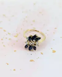 bague cocktail sertie de 6 saphirs navettes et 6 petits diamants taille brillant or 750 millième (18 ct) 4,80g