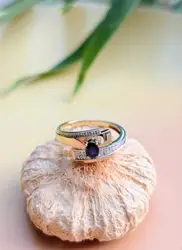 bague croisée en 2 ors centrée d'un saphir et 2 petits diamants or 750 millième (18 ct) 2,65g