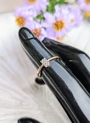 bague fine en or rose 9ct avec un motif rectangulaire serti de 6 petits diamants or 375 millième (9 ct) 0,91g