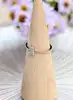 bague fine en or rose 9ct avec un motif rectangulaire serti de 6 petits diamants or 375 millième (9 ct) 0,91g