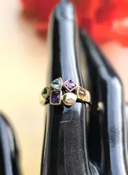 bague or sertie des pierres de couleur or 750 millième (18 ct) 4,54g