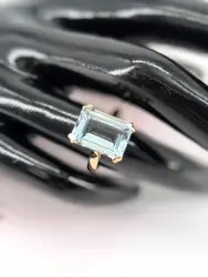 bague sertie d'une topaze bleue taille émeraude or 750 millième (18 ct) 4,67g