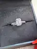 bague solitaire en or blanc dont le diamant central taille émeraude d'environ 0,70ct épaulé de petits diamants d'environ 0,35ct au