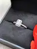 bague solitaire en or blanc dont le diamant central taille émeraude d'environ 0,70ct épaulé de petits diamants d'environ 0,35ct au