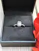 bague solitaire en or blanc dont le diamant central taille émeraude d'environ 0,70ct épaulé de petits diamants d'environ 0,35ct au