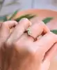 bague solitaire ornée d'un motif serti de 7 diamants  or 750 millième (18 ct) 2,54g