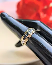 bague style art déco en 2 ors centrée de 3 saphirs carrés et 2 diamants or 750 millième (18 ct) 3,05g