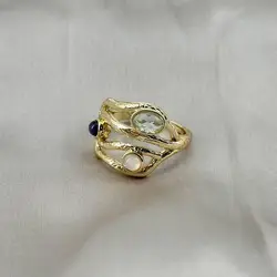 bauge milti-rangs en métal doré ornée d'oxydes bleu, pierre de lune et labradorite