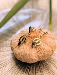 boucle d'oreilles pendantes chacune sertie d'un saphir forme navette or 750 millième (18 ct) 1,25g