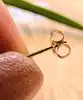 boucles d'oreilles chacune ornée de deux dauphins pendants en 2 ors or 750 millième (18 ct) 0,51g