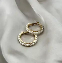 boucles d'oreilles créoles en acier doré ornées de perles synthétiques
