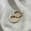 boucles d'oreilles créoles en acier doré ornées de perles synthétiques