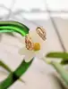 boucles d'oreilles demi-créoles chacune sertie de 2 lignes d'oxyde rose et blanc croisées or 750 millième (18 ct) 1,86g