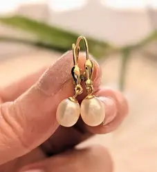 boucles d'oreilles dormeuses chacune ornée d'une perle de culture forme ovale  or 750 millième (18 ct) 2,16g
