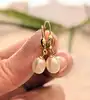 boucles d'oreilles dormeuses chacune ornée d'une perle de culture forme ovale  or 750 millième (18 ct) 2,16g