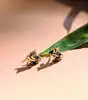 boucles d'oreilles en 2 ors chacune sertie de 2 saphirs forme navette et un petit diamant or 750 millième (18 ct) 1,18g