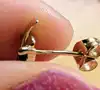 boucles d'oreilles en 2 ors chacune sertie de 2 saphirs forme navette et un petit diamant or 750 millième (18 ct) 1,18g