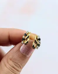 boucles d'oreilles en or motifs vidés chacune sertie d'une ligne de saphirs et oxydes or 750 millième (18 ct) 1,13g