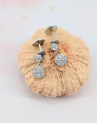 boucles d'oreilles pendantes en or blanc chacune ornée de 3 pastilles pavées de diamants or 750 millième (18 ct) 1,82g