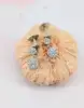 boucles d'oreilles pendantes en or blanc chacune ornée de 3 pastilles pavées de diamants or 750 millième (18 ct) 1,82g