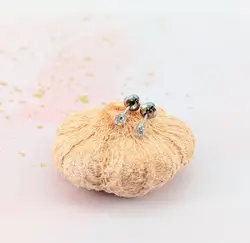 boucles d'oreilles puce en or blanc chacune sertie d'un oxyde or 375 millième (9 ct) 0,26g