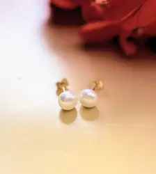 boucles d'oreilles puces chacune ornée d'une perle de culture bouton or 750 millième (18 ct) 0,97g