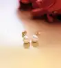 boucles d'oreilles puces chacune ornée d'une perle de culture bouton or 750 millième (18 ct) 0,97g