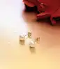 boucles d'oreilles puces chacune ornée d'une perle de culture bouton or 750 millième (18 ct) 0,97g