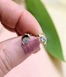 boucles d'oreilles puces dauphins en or chacune sertie d'une topaze bleue or 750 millième (18 ct) 0,53g