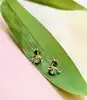 boucles d'oreilles puces dauphins en or chacune sertie d'une topaze bleue or 750 millième (18 ct) 0,53g
