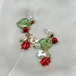 boucles d’oreilles pendantes à motifs coccinelle et floral