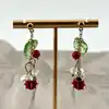 boucles d’oreilles pendantes à motifs coccinelle et floral
