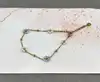 bracelet chaîne orné de fleurs en bills et perles synthétiques