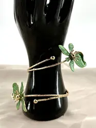bracelet de bras ouvert en métal doré er motif fleurs en émail blanc