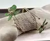 bracelet de bras ouvert en métal doré er motif fleurs en émail blanc