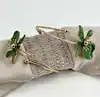 bracelet de bras ouvert en métal doré er motif fleurs en émail blanc